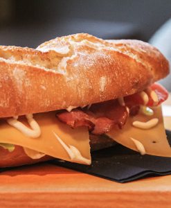 Baguette rustiek BLT (bacon, sla, tomaat, oude kaas, mayonaise)